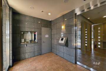 エントランスはオートロック付きです。