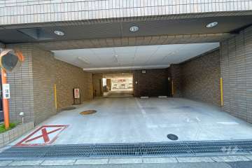 駐車場の出入り口（リングシャッター付き）