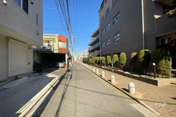 敷地北側の前面道路（西側から）