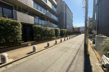 敷地西側の前面道路（北側から）