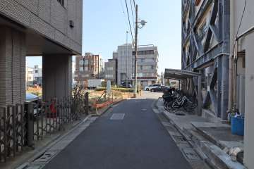 敷地北側の前面道路（西側から）