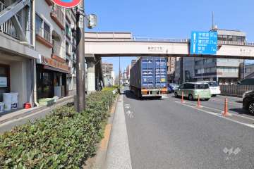 敷地東側の前面道路（南側から）