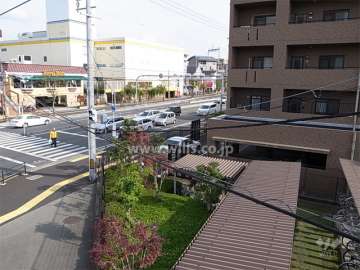 駐輪場の入り口は扉付き。敷地北側は国道171号線に面してます。（右下が駐輪場）