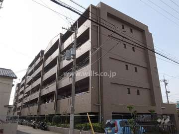 外観（北東側から）　建物はL字型に配置され、東向きの棟と南向きの棟があります。