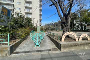 敷地に隣接する足立区立中央本町三丁目児童遊園