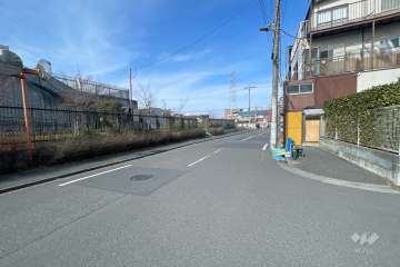 敷地西側の前面道路