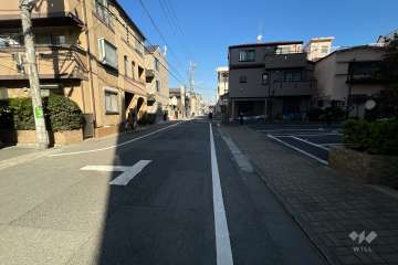 敷地の南側前面道路（東側から） 