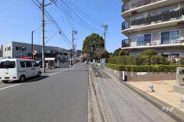 敷地南西側の前面道路（南東側から）