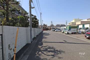 敷地北側の前面道路（東側から）