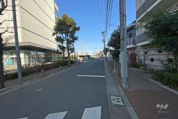 敷地北側の前面道路（西側から）