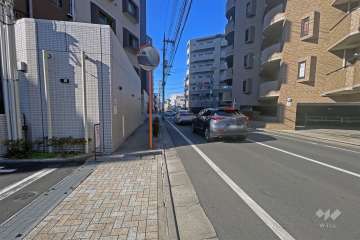 敷地の南側前面道路（東側から）