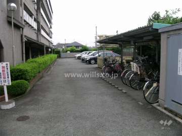 駐輪場と駐車場