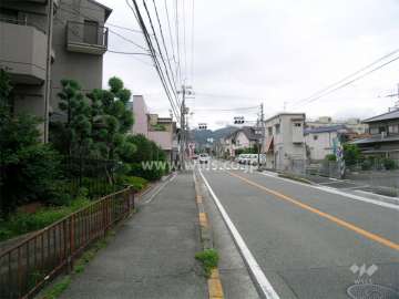 敷地東側のバス通り