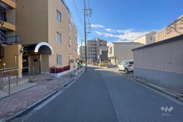 敷地西側の前面道路