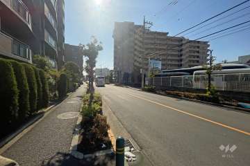 敷地西側の前面道路