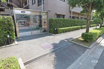 駐輪場の出入り口（シャッター付き）