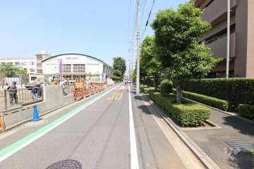 敷地の北側前面道路（西側から）