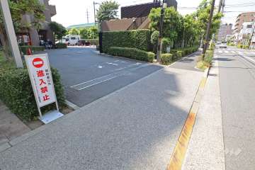 駐車場出入り口（ゲート付き）