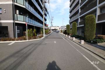 敷地西側の前面道路