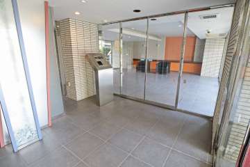 エントランスはオートロック付きです。