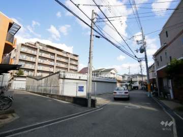 周辺はマンションと一戸建てが混在する静かな住宅地です。