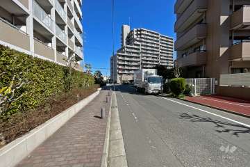 敷地北側の前面道路（西側から）