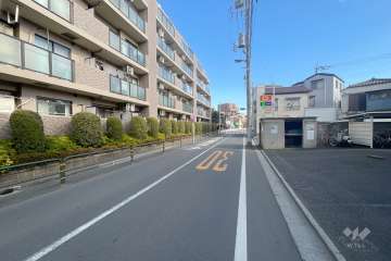 敷地南東側の前面道路（南西側から）