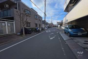 敷地の北側前面道路（東側から）