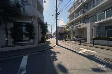 敷地の南側前面道路（東側から）