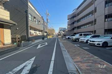 敷地北側の前面道路（西側から）