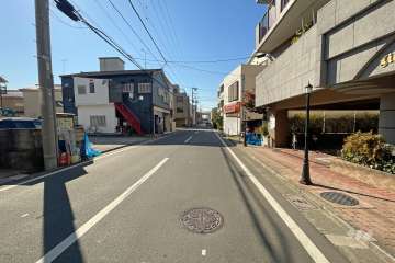 敷地東側の前面道路（北側から）