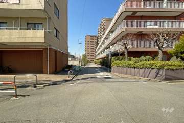 敷地南側の前面道路（東側から）