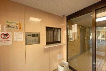 エントランスはオートロック付きです。