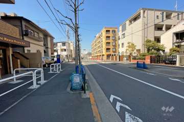 敷地北側の前面道路（東側から）