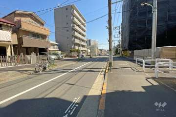 敷地北側の前面道路（西側から）