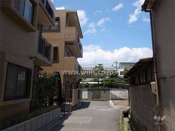 敷地東側、エントランス前の道路