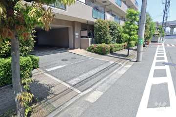 駐車場出入り口