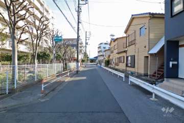 敷地西側の前面道路