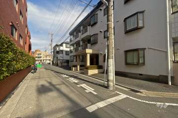 敷地北東側の前面道路（南東側から）