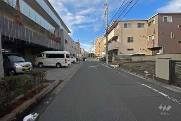 敷地南東側の前面道路（北東側から）