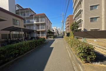 敷地北側の前面道路（東側から）