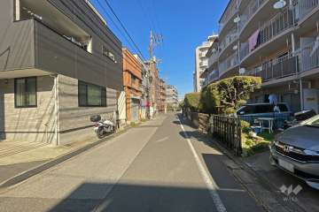 敷地西側の前面道路（南側から）