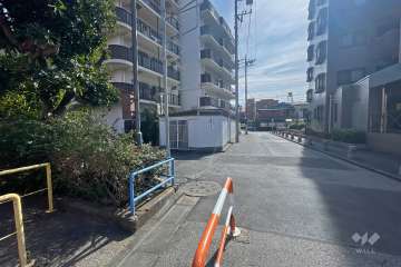 敷地西側の前面道路（北側から）