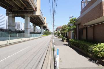 敷地の西側道路（南側から）