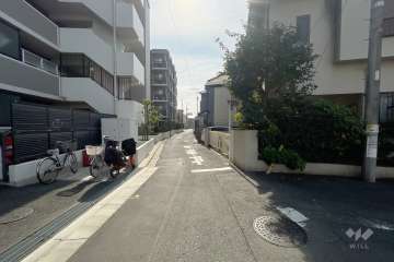 敷地西側の前面道路