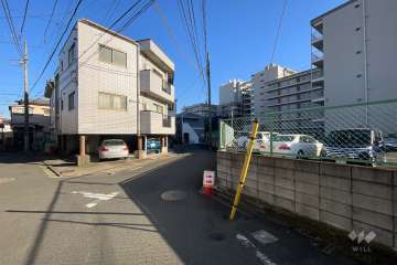 敷地の北側前面道路（西側から）