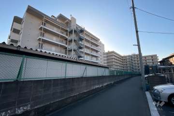 日商岩井綾瀬マンションの外観（北東側から）