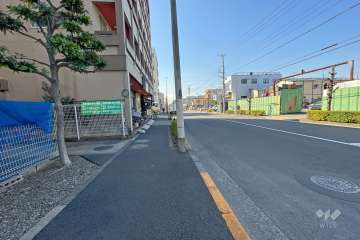 敷地北側の前面道路（東側から）