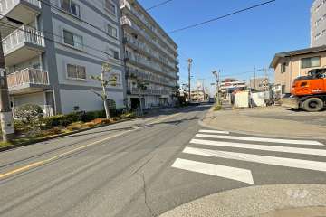 敷地北側の前面道路（東側から）