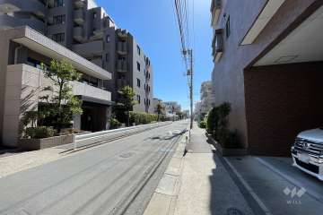 敷地の東側前面道路（北側から）